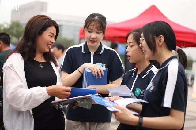 中職招生咨詢會現(xiàn)場火爆 升學就業(yè)雙軌并行，職業(yè)教育前景廣闊